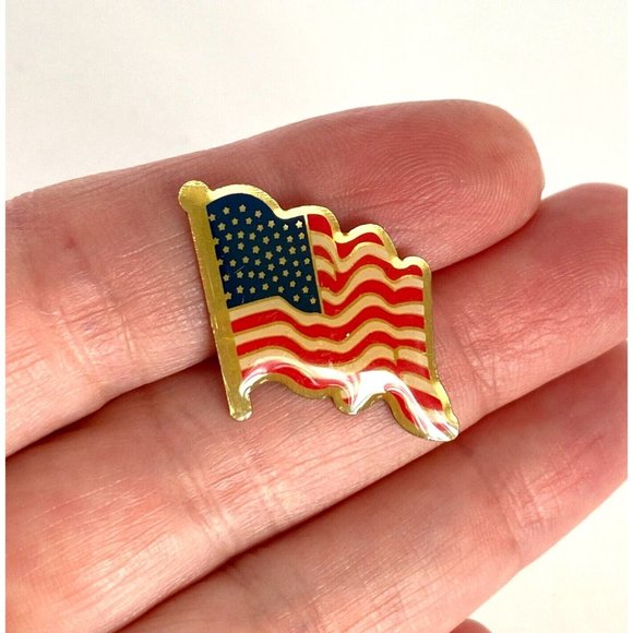 Waving USA Flag Pin Red White Blue Gold Tone Enamel with Resin Coating 1" - Picture 2 of 5